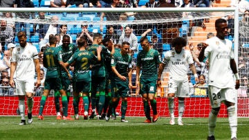 Los futbolistas del Betis celebran su gol ante el Real Madrid