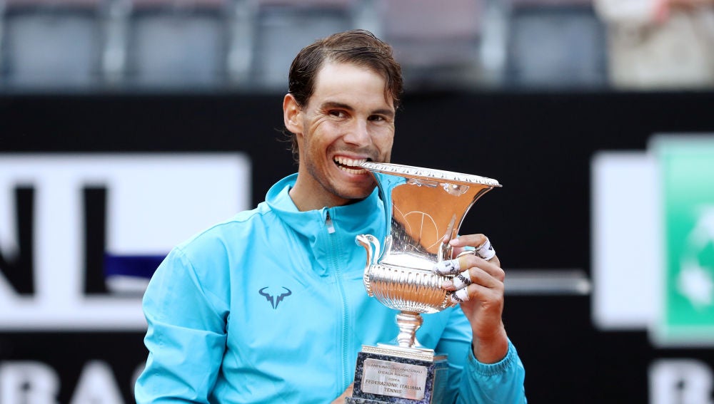 Rafa Nadal 'muerde' el trofeo conquistado en Roma