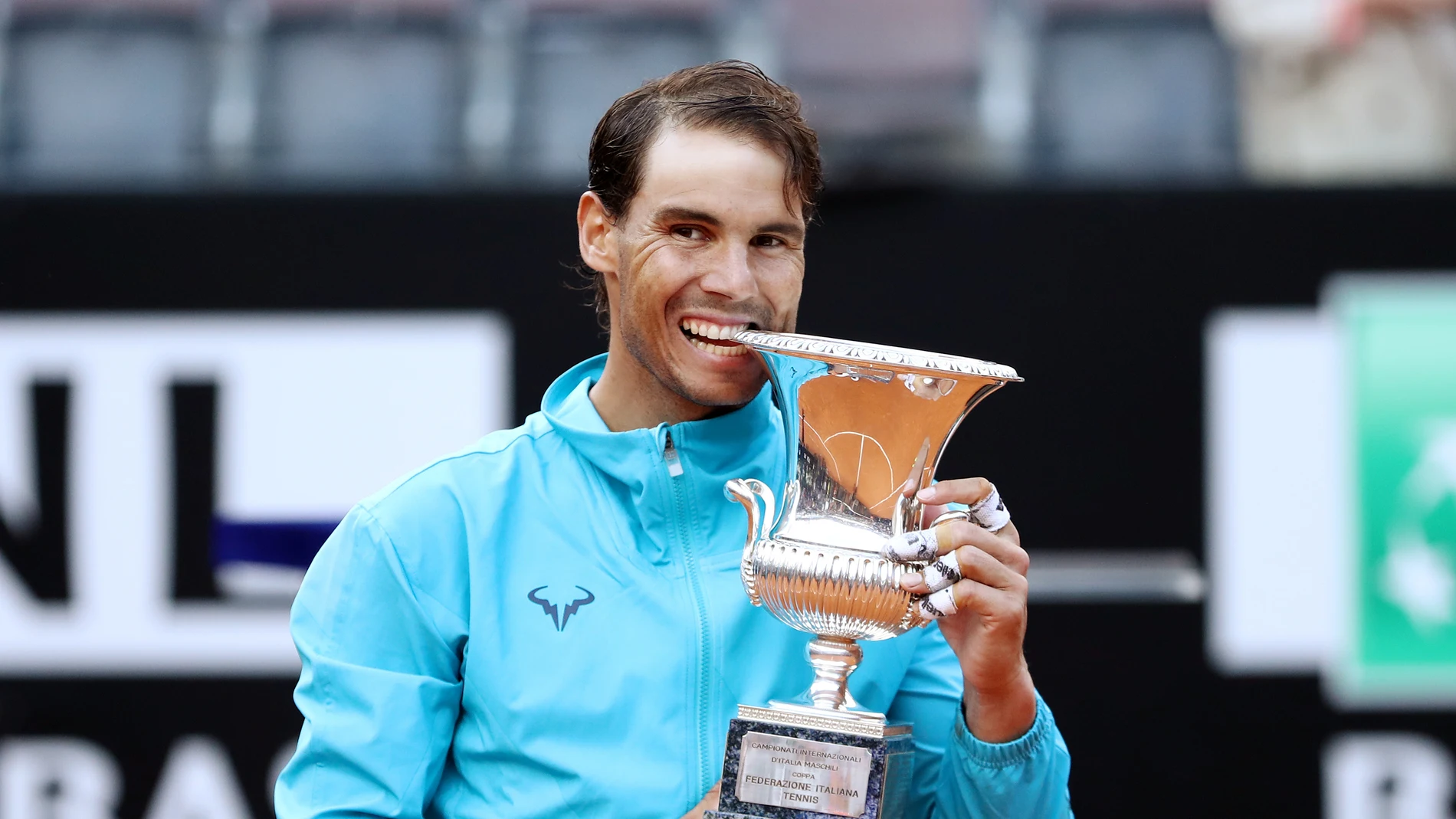 Rafa Nadal 'muerde' el trofeo conquistado en Roma Rafa Nadal 'muerde' el trofeo conquistado en Roma