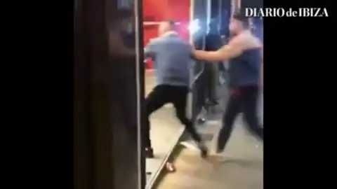 Multitudinaria pelea en el West End de Ibiza Multitudinaria pelea en el West End de Ibiza