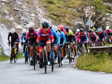 El pelotón de la Vuelta a Burgos femenina