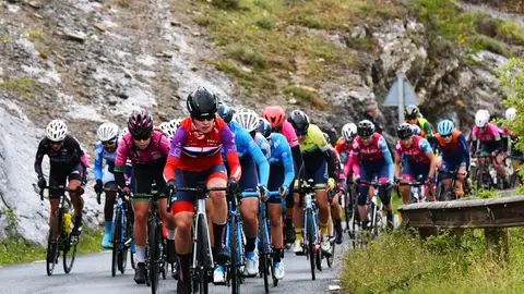 El pelotón de la Vuelta a Burgos femenina El pelotón de la Vuelta a Burgos femenina