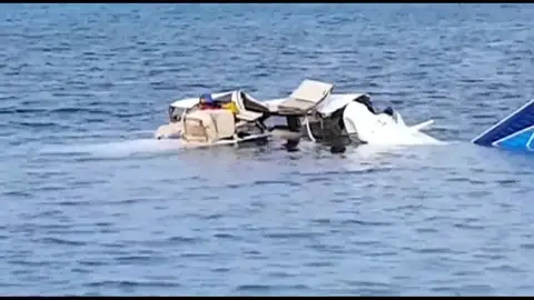 Mueren cinco personas al estrellarse una avioneta en la isla hondureña de Roatán Mueren cinco personas al estrellarse una avioneta en la isla hondureña de Roatán