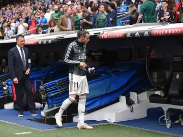 Gareth Bale se dirige al banquillo en el Santiago Bernabéu Gareth Bale se dirige al banquillo en el Santiago Bernabéu
