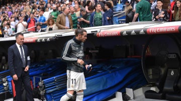 Gareth Bale se dirige al banquillo en el Santiago Bernabéu