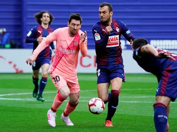 Messi y Jordán pelean por el balón en Ipurua Messi y Jordán pelean por el balón en Ipurua