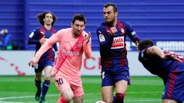 Messi y Jordán pelean por el balón en Ipurua