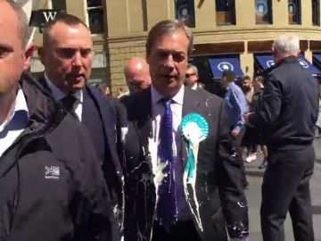  Arrojan un batido sobre el ultraderechista Nigel Farage en el centro de Newcastle