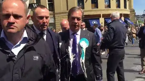 Arrojan un batido sobre el ultraderechista Nigel Farage en el centro de Newcastle Arrojan un batido sobre el ultraderechista Nigel Farage en el centro de Newcastle