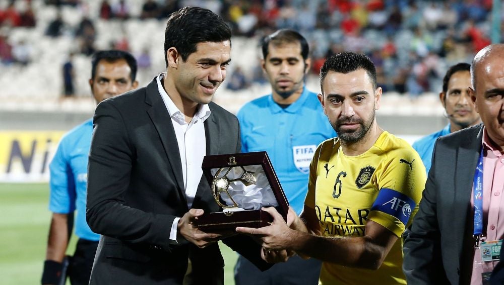 Xavi Hernández juega su último partido como futbolista profesional