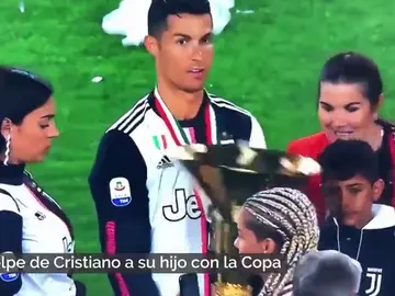 El golpe de Cristiano Ronaldo a su hijo con la Copa que se ha hecho viral El golpe de Cristiano Ronaldo a su hijo con la Copa que se ha hecho viral