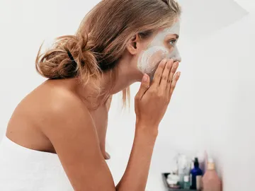 Mujer poniéndose crema Mujer poniéndose crema