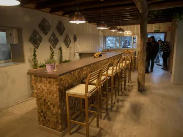 Un barrizal y el cambio radical en el restaurante, en el antes y el después de las obras en ‘La Isla’ Un barrizal y el cambio radical en el restaurante, en el antes y el después de las obras en ‘La Isla’