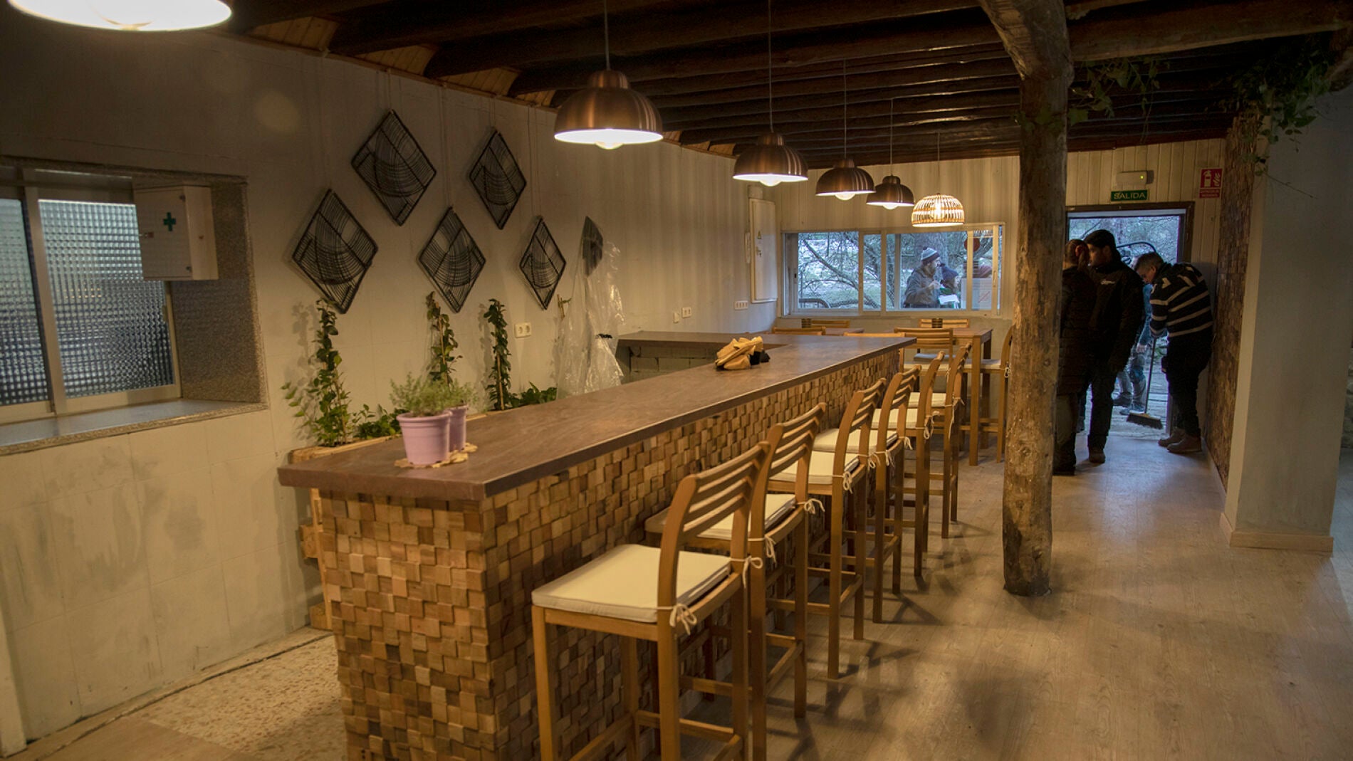 Un barrizal y el cambio radical en el restaurante, en el antes y el despu&eacute;s de las obras en &lsquo;La Isla&rsquo;