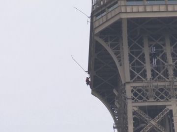 Desalojan la torre Eiffel de París por culpa de un hombre que empezó a escalarla