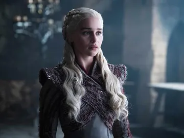 Emilia Clarke como Daenerys Targaryen Emilia Clarke como Daenerys Targaryen