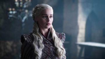 Emilia Clarke como Daenerys Targaryen