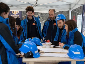 Los peones del equipo azul, en la prueba en el restaurante Los peones del equipo azul, en la prueba en el restaurante