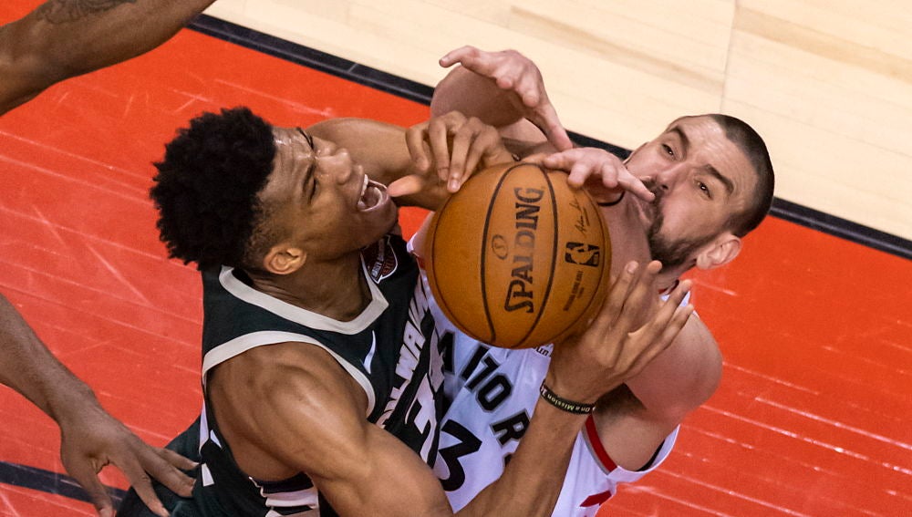 Marc Gasol pelea por un balón ante Giannis Antetokounmpo