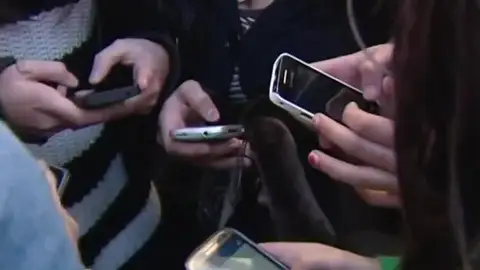 Alarma en Asturias por la difusión de imágenes íntimas de varias menores de edad Los peligros de exhibirse en internet