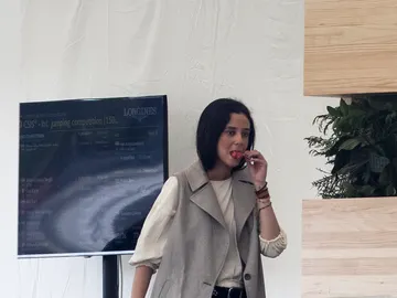 Victoria Ferderica comiéndose un helado Victoria Ferderica comiéndose un helado