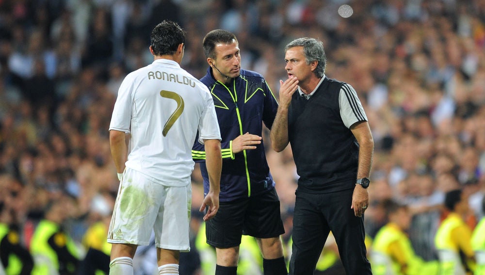 Mourinho habla con Cristiano Ronaldo durante un partido
