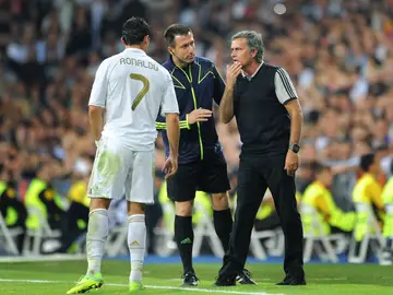 Mourinho habla con Cristiano Ronaldo durante un partido Mourinho habla con Cristiano Ronaldo durante un partido
