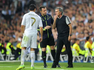 Mourinho habla con Cristiano Ronaldo durante un partido Mourinho habla con Cristiano Ronaldo durante un partido