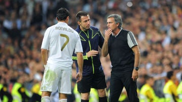 Mourinho habla con Cristiano Ronaldo durante un partido