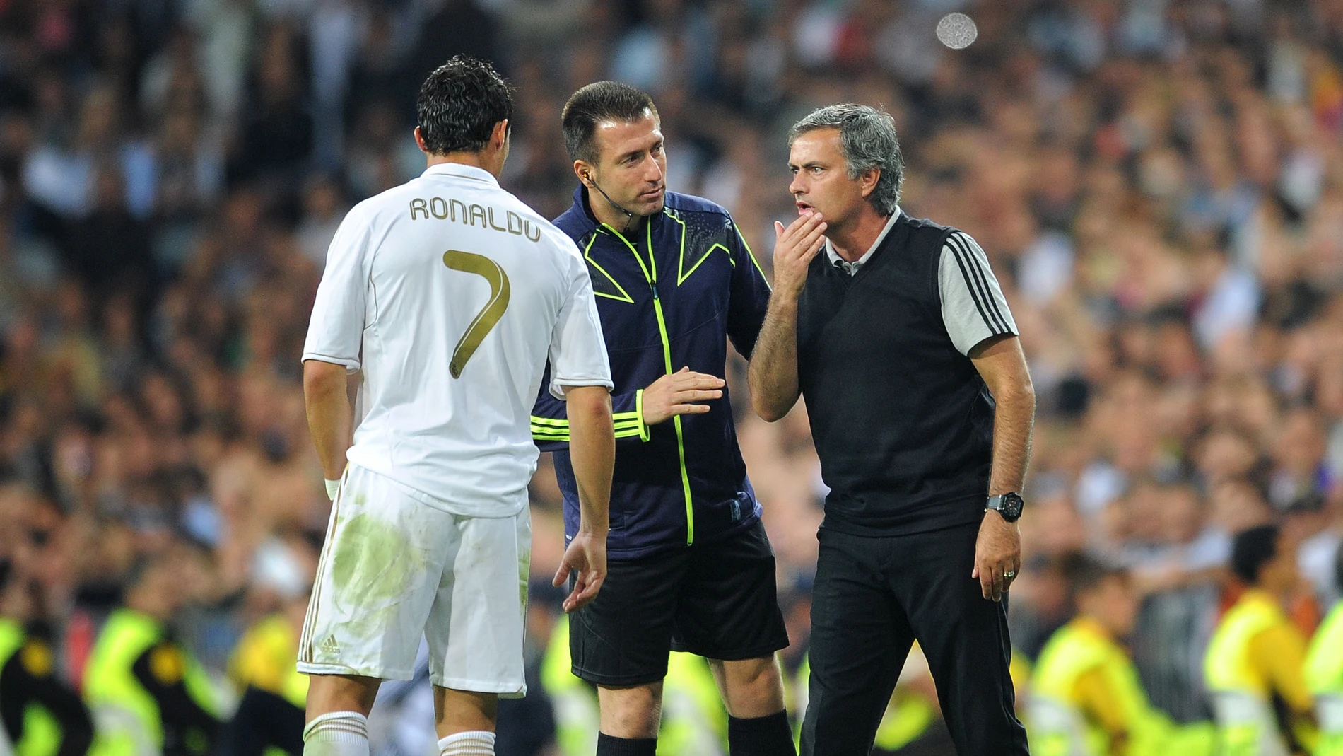 Mourinho habla con Cristiano Ronaldo durante un partido Mourinho habla con Cristiano Ronaldo durante un partido