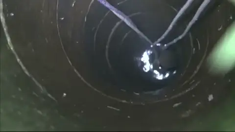 Una niña de cuatro años cae a un estrecho pozo de 40 centímetros de diámetro Una niña de cuatro años cae a un estrecho pozo de 40 centímetros de diámetro