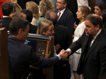 El presidente del Gobierno en funciones, Pedro Sánchez, saluda al diputado electo en prisión preventiva de ERC Oriol Junqueras