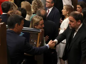 El presidente del Gobierno en funciones, Pedro Sánchez, saluda al diputado electo en prisión preventiva de ERC Oriol Junqueras El presidente del Gobierno en funciones, Pedro Sánchez, saluda al diputado electo en prisión preventiva de ERC Oriol Junqueras
