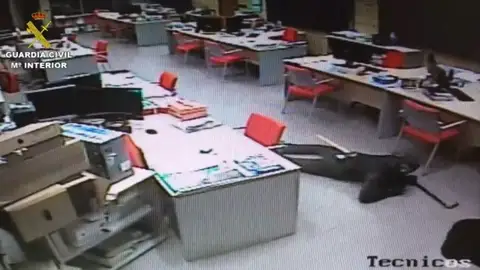 Captan a un ladrón en plena acción: con una hacha en la espalda y arrastrándose por el suelo en uno de sus robos Captan a un ladrón en plena acción: con una hacha en la espalda y arrastrándose por el suelo en uno de sus robos