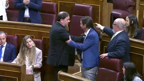 La entrada de los políticos presos al Congreso: así ha sido el saludo de Junqueras La entrada de los políticos presos al Congreso: así ha sido el saludo de Junqueras