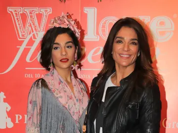 Raquel Bollo junto a su hija Alma Cortés Raquel Bollo junto a su hija Alma Cortés