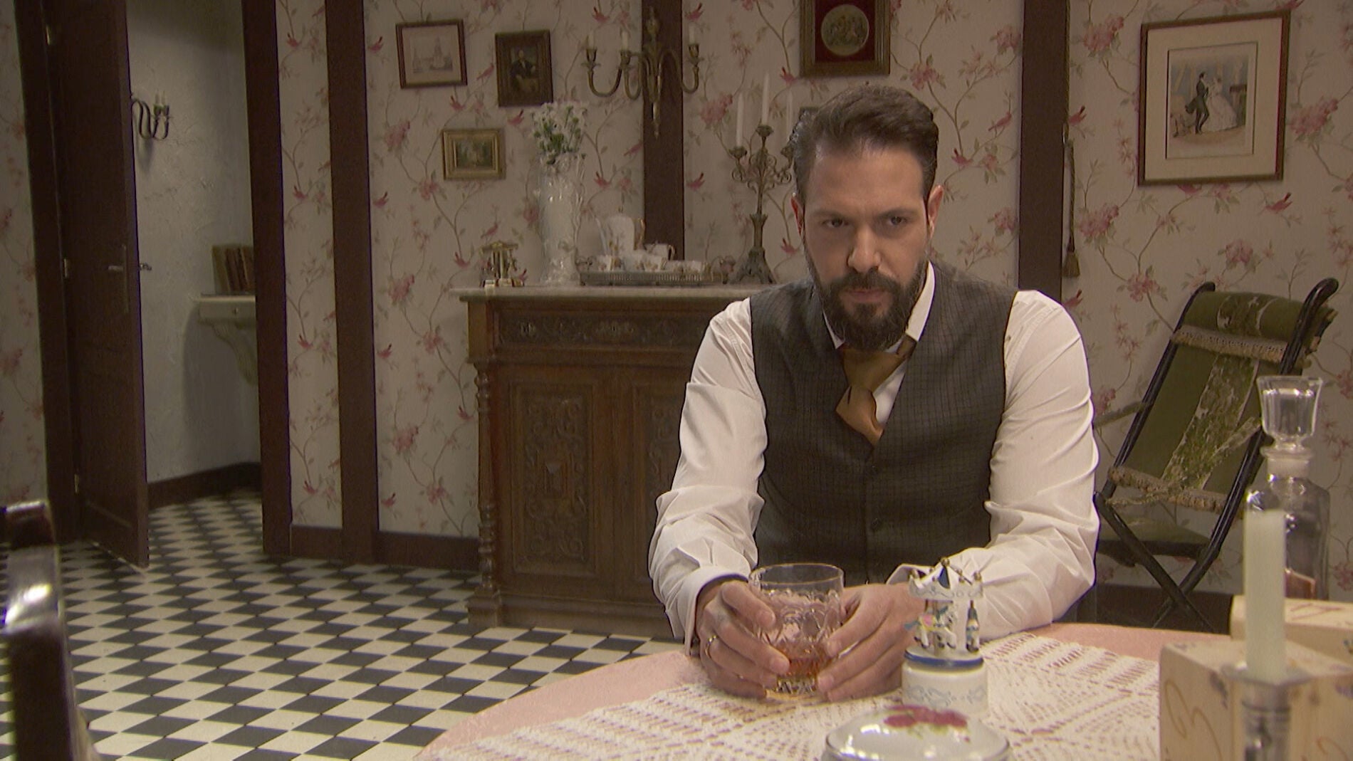 Severo ahoga sus penas y remordimientos tras la explosi&oacute;n