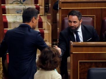 El presidente del Gobierno en funciones, Pedro Sánchez , saluda al líder de Vox, Santiago Abascal