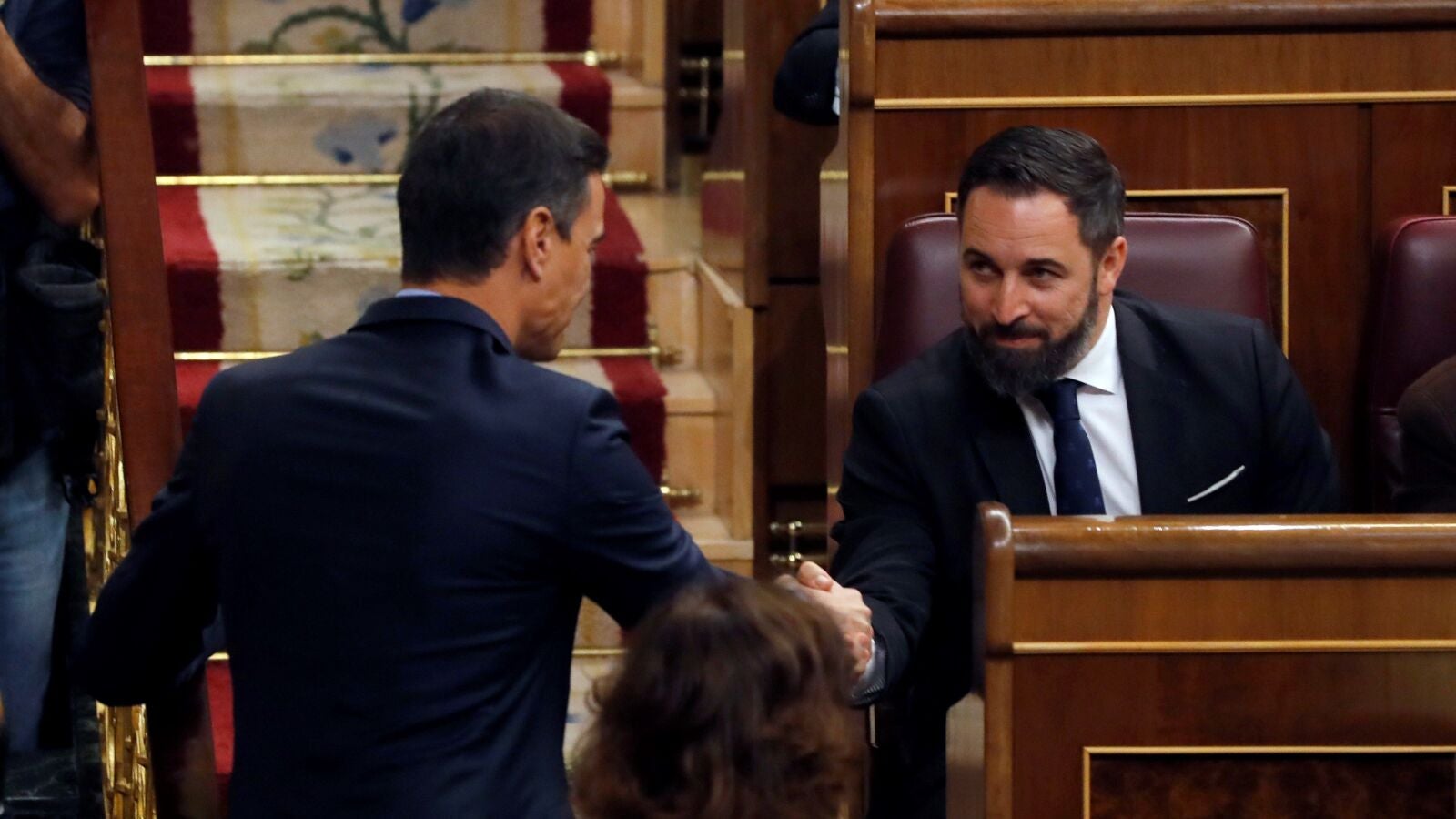 Sánchez saluda con un apretón de manos a Santiago Abascal y al resto de diputados de Vox