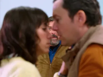 Cristóbal y Lola, interrumpidos al intentar resolver su tensión sexual Cristóbal y Lola, interrumpidos al intentar resolver su tensión sexual