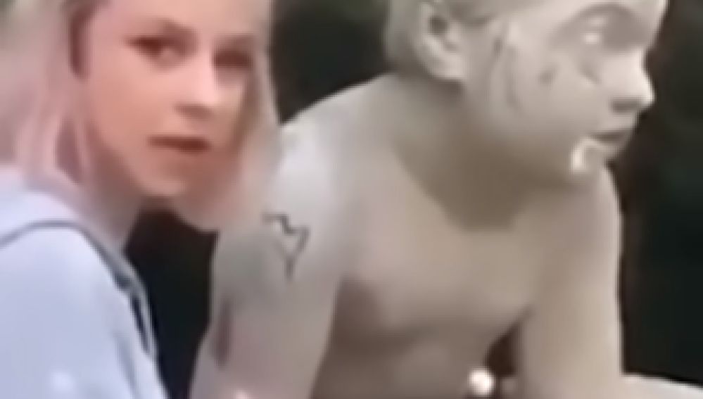 Momento en el que la joven destroza la escultura