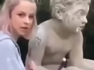 Momento en el que la joven destroza la escultura