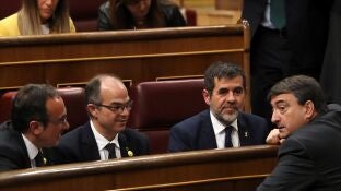 Rull, Turull y Jordi S&aacute;nchez hablan con Aitor Esteban