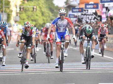 Arnaud Démare celebra su victoria en la décima etapa del Giro de Italia