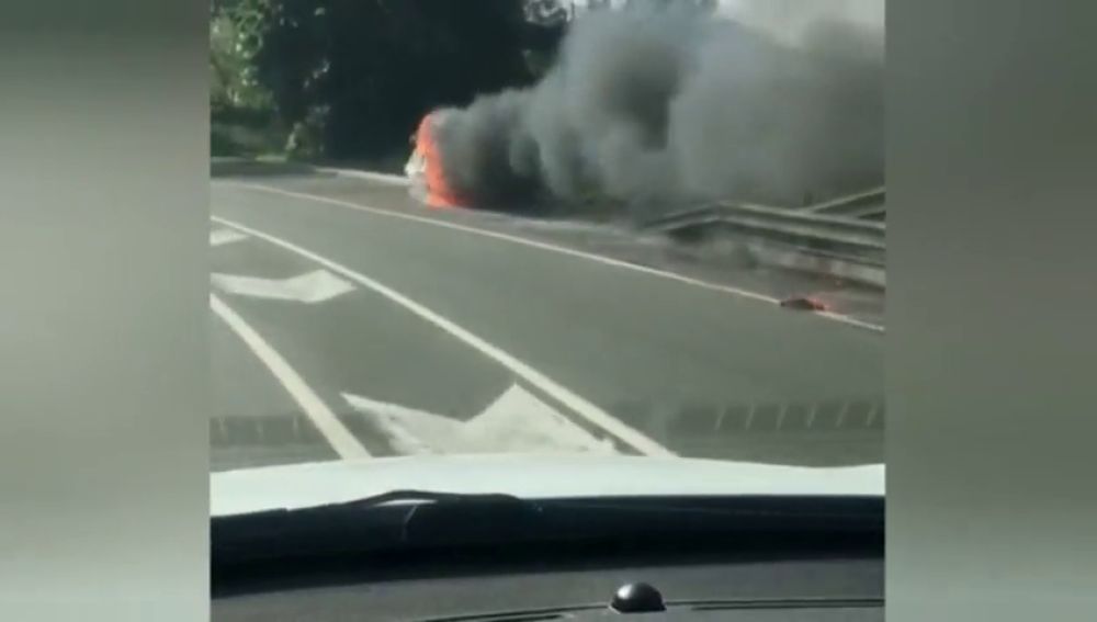 Una furgoneta sin conductor y envuelta en llamas en Bilbao