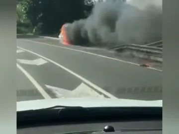 Una furgoneta sin conductor y envuelta en llamas en Bilbao Una furgoneta sin conductor y envuelta en llamas en Bilbao