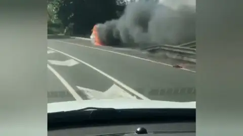 Una furgoneta sin conductor y envuelta en llamas en Bilbao Una furgoneta sin conductor y envuelta en llamas en Bilbao