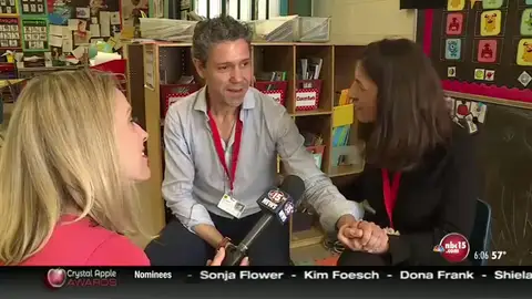 Dos profesores españoles han ganado el Crystal Apple Award, un premio que honra la excelencia en el campo de la educación. Dos profesores españoles han ganado el Crystal Apple Award, un premio que honra la excelencia en el campo de la educación.