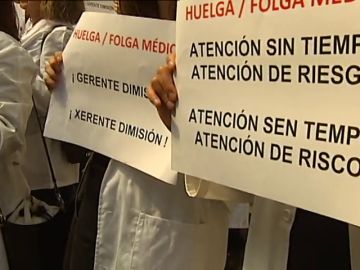Médicos de atención primaria se manifiestan frente a la Consejería de Sanidad para exigir mejoras en sus condiciones laborales Médicos de atención primaria se manifiestan frente a la Consejería de Sanidad para exigir mejoras en sus condiciones laborales