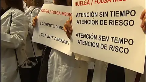 Médicos de atención primaria se manifiestan frente a la Consejería de Sanidad para exigir mejoras en sus condiciones laborales Médicos de atención primaria se manifiestan frente a la Consejería de Sanidad para exigir mejoras en sus condiciones laborales